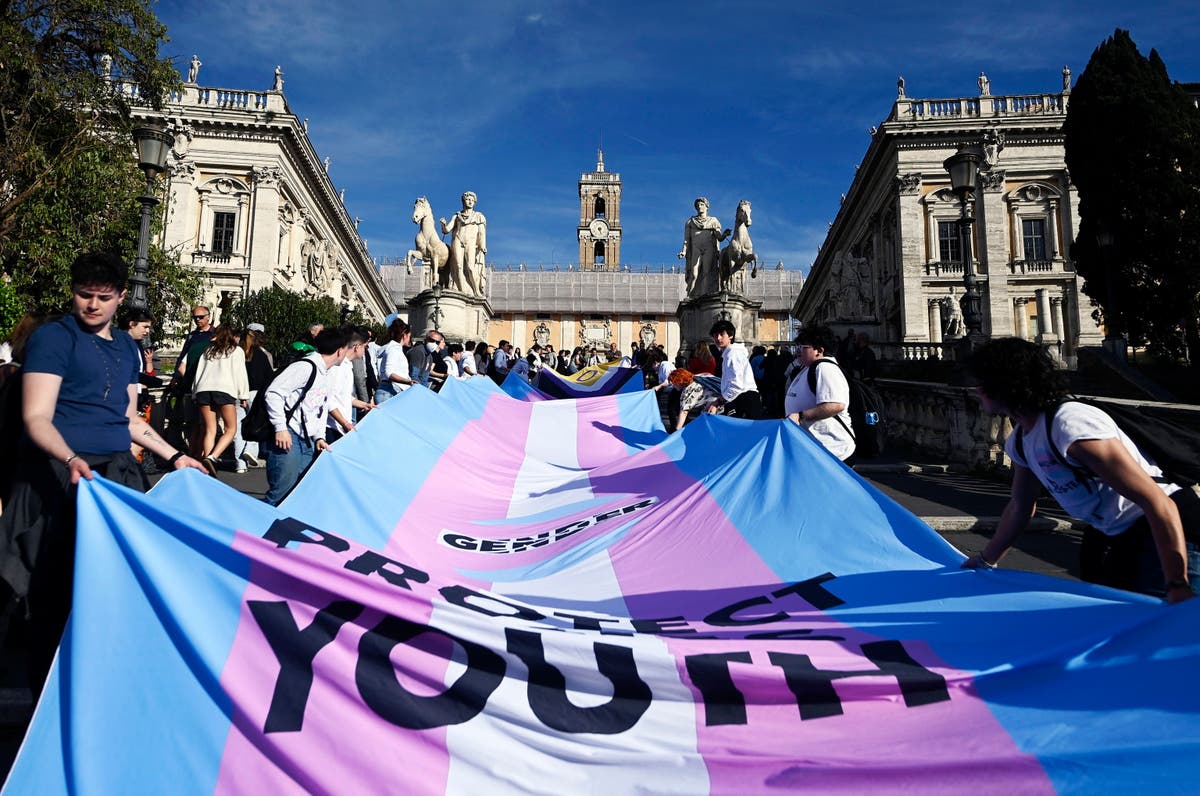 Proposal Biden Judul IX akan membatasi larangan terhadap atlet transgender dan non-biner