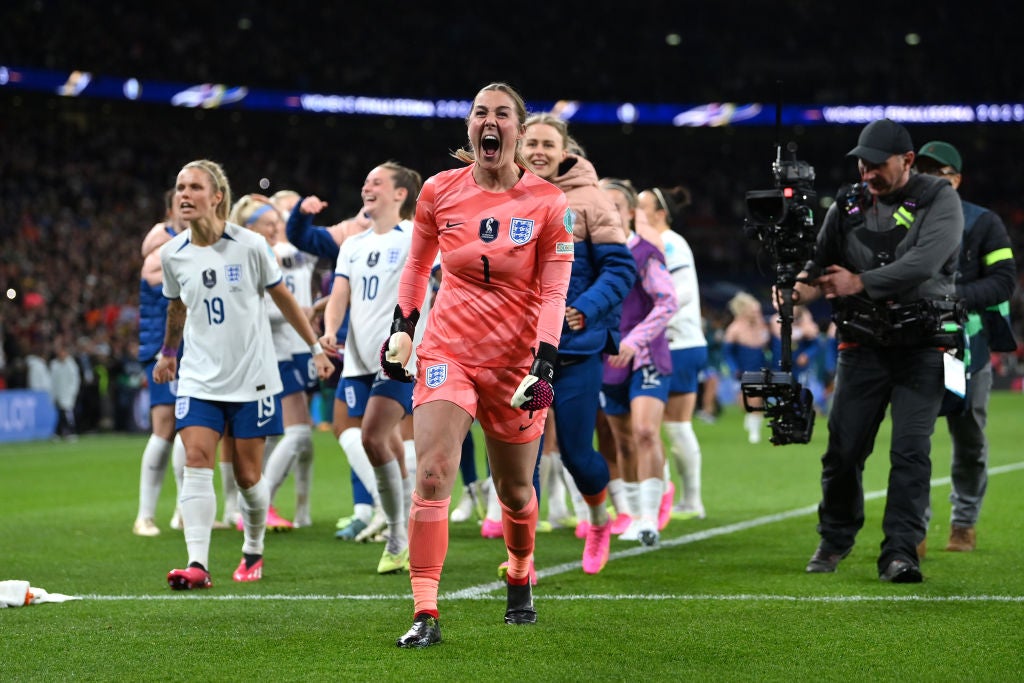 Goalkeeper Mary Earps leads her England teammates in celebration