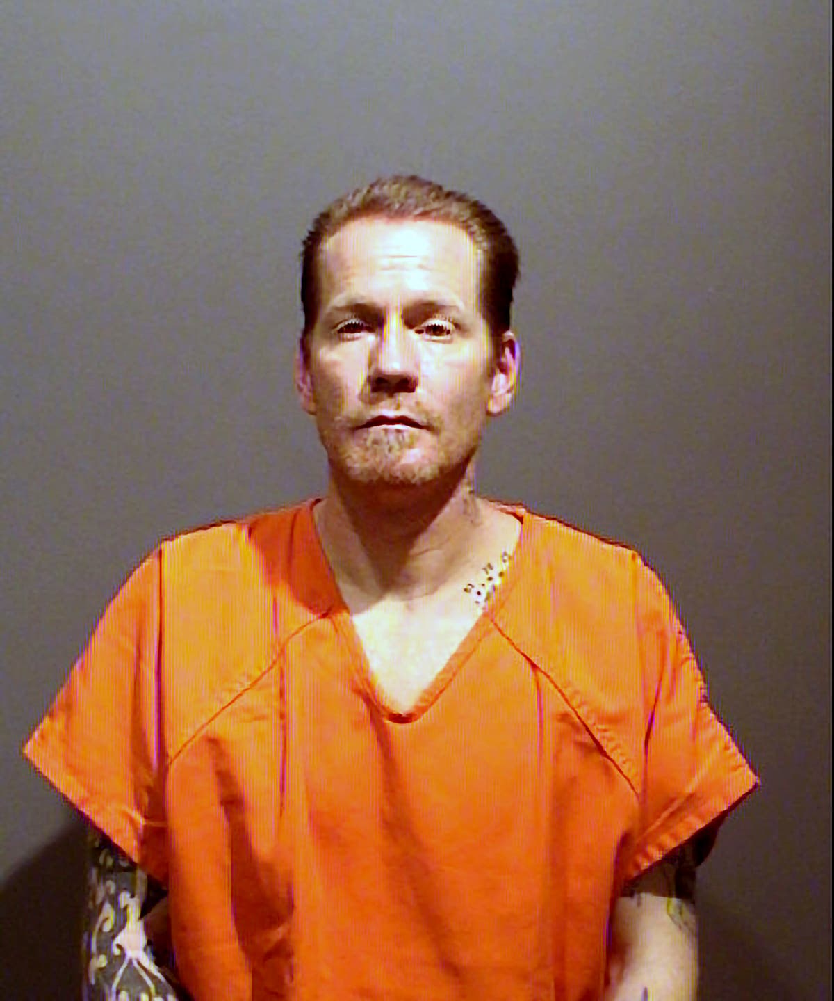 Polisi menggali mayat yang ditemukan di kuburan beton di bawah apartemen