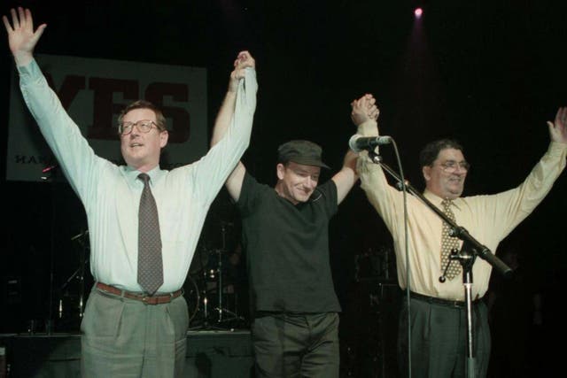 (l to r) David Trimble, Bono and John Hume in Belfast in 1998 (Brian Little/PA)