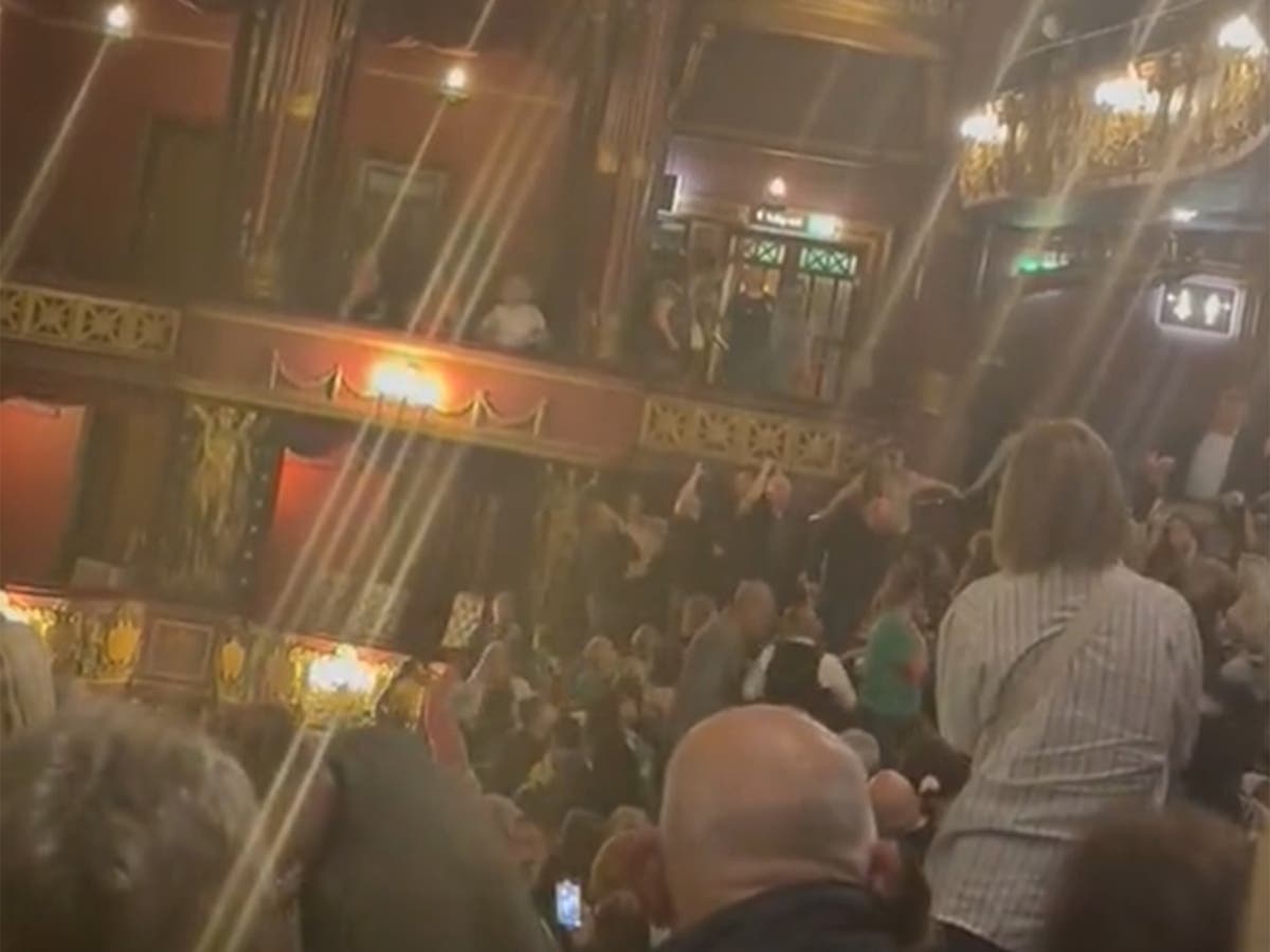 Moment Bodyguard theatregoer sings &lsquo;I Will Always Love You&rsquo; before woman thrown out
