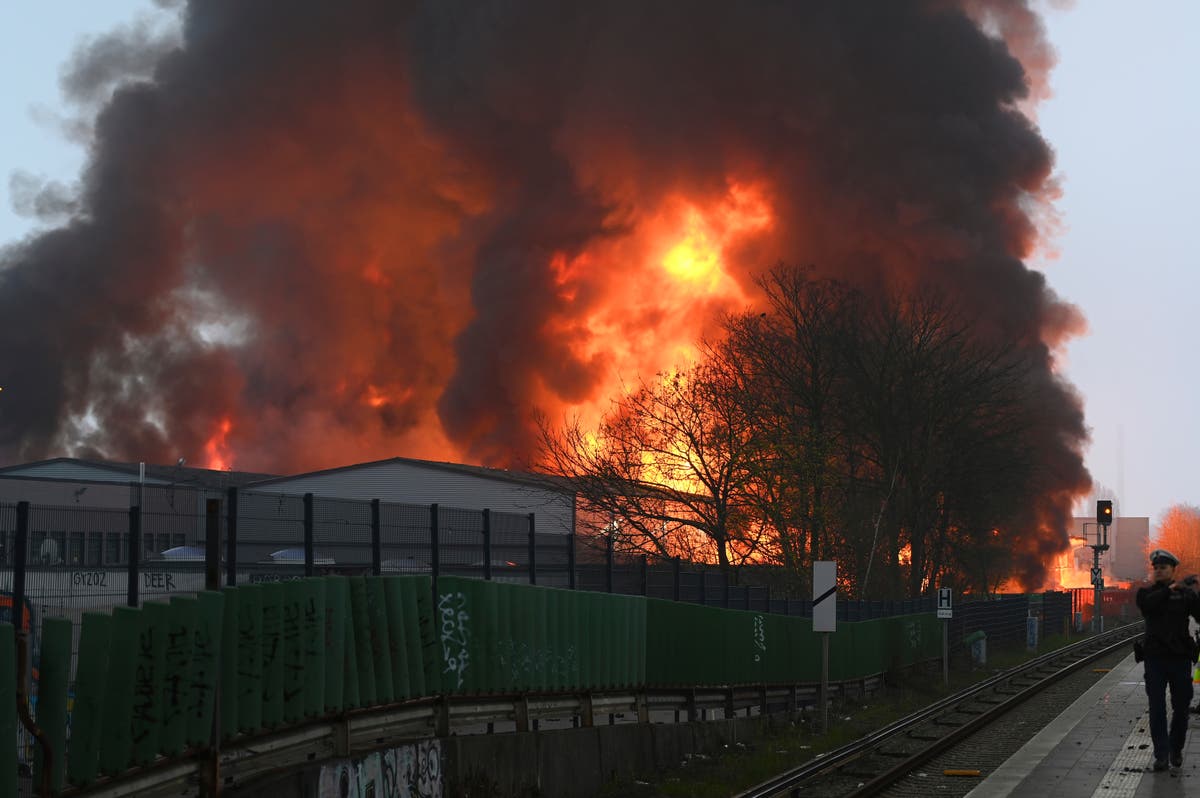 Germany: Hamburg fire smoke halts trains, generates warning Germany: Hamburg fire smoke halts trains, generates warning