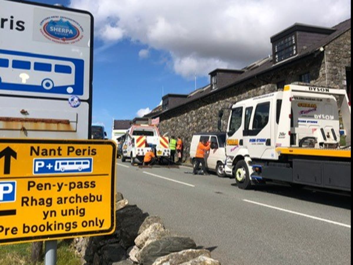 Police tow away nearly 40 cars in Snowdonia after tourists park on narrow mountain roads Police tow away nearly 40 cars in Snowdonia after tourists park on narrow mountain roads