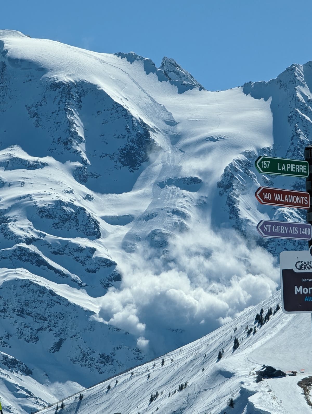 Avalanche kills 2 skiers and injures another on Mont Blanc