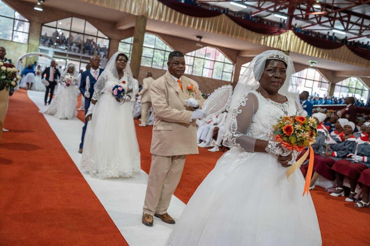 more-than-800-couples-walk-down-the-aisle-on-easter-sunday-in-mass