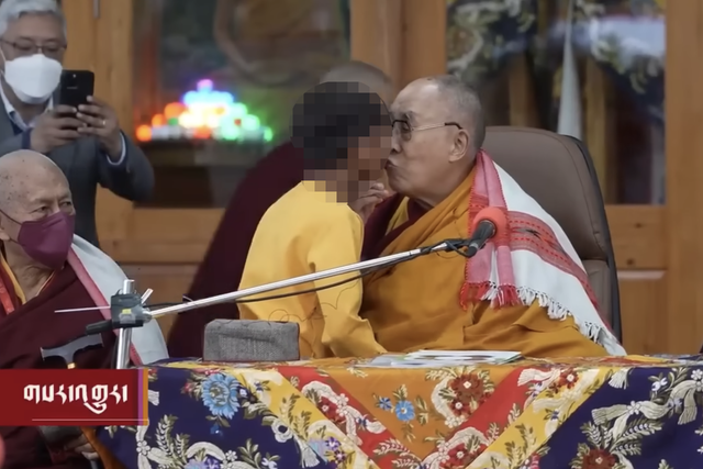 El Dalai Lama se disculpa después de que un video de él besando a un niño desencadena una protesta