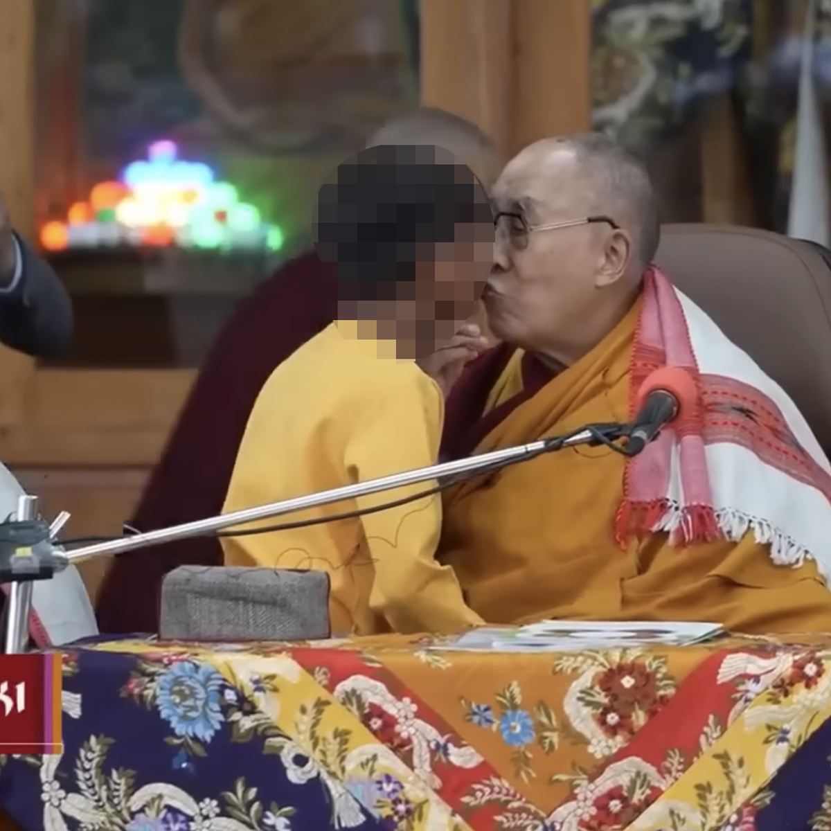 Cardi B tacle sévèrement le Dalaï Lama après avoir demandé à un enfant de lui su.cer la langue