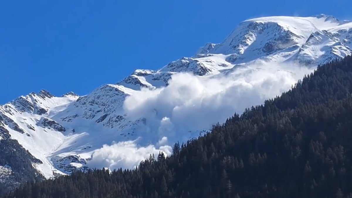Deadly avalanche rolls down mountain in French Alps