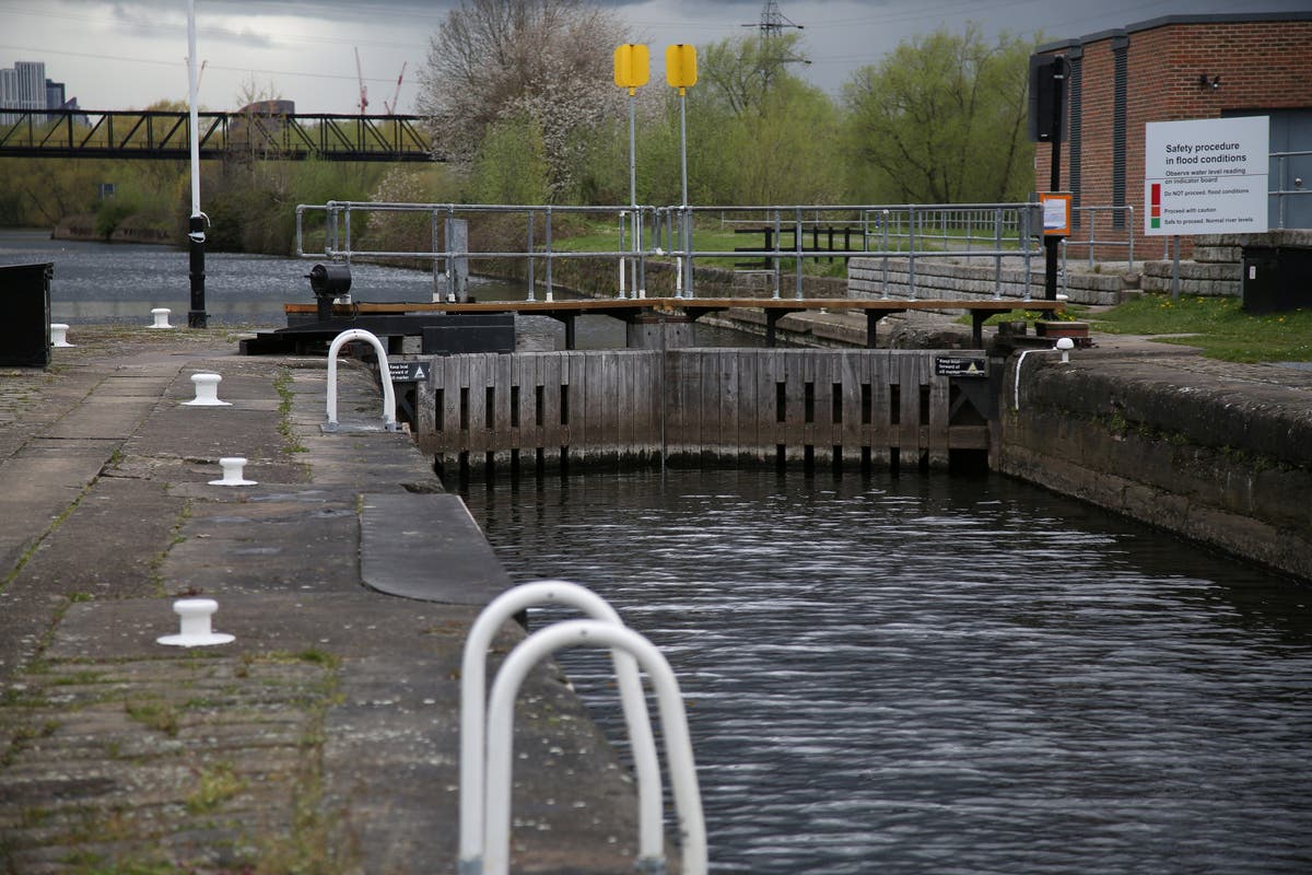 George Lund: Penghormatan ibu yang memilukan kepada ‘anak laki-laki berharga’ yang meninggal saat berenang di kanal