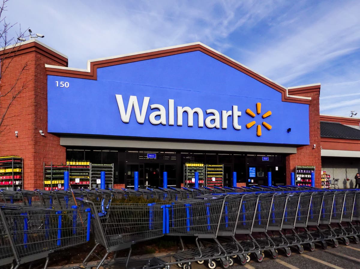 Walmart retire la chemise « incroyable » du magasin après qu’un client a trouvé un « mot caché »