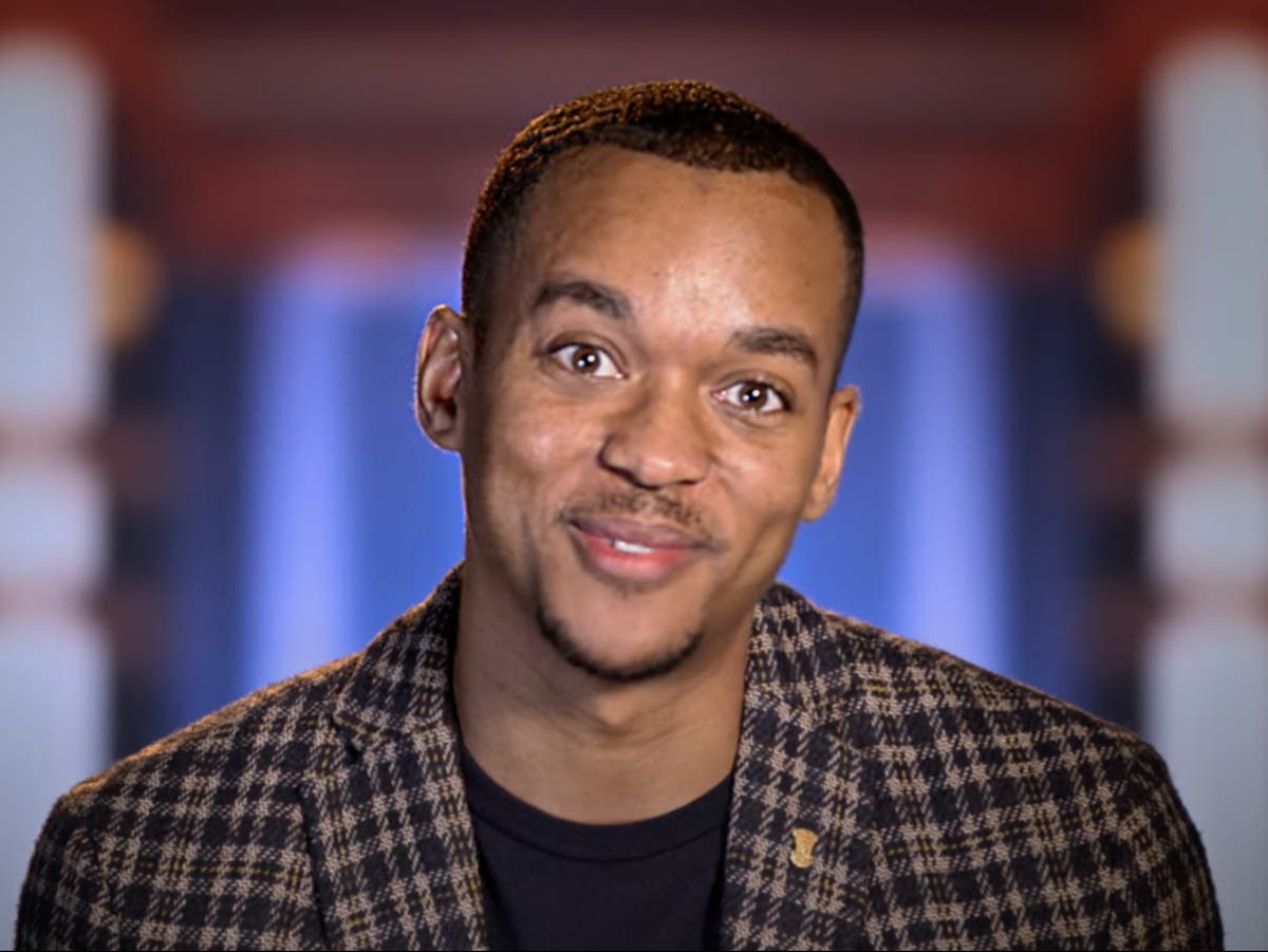 Marshall dengan bercanda menjelaskan mengapa dia meminta Jackie untuk memberikan cincin pertunangan di Love Is Blind