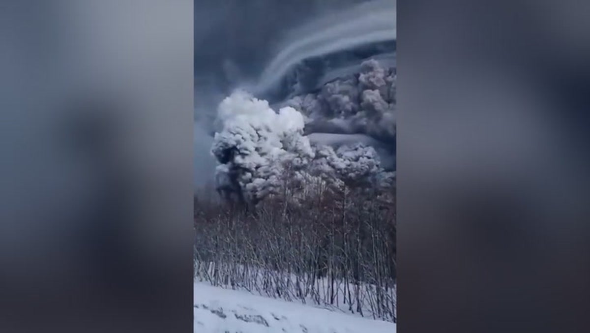 Moment Russian volcano sends apocalyptic ash cloud 20km into sky