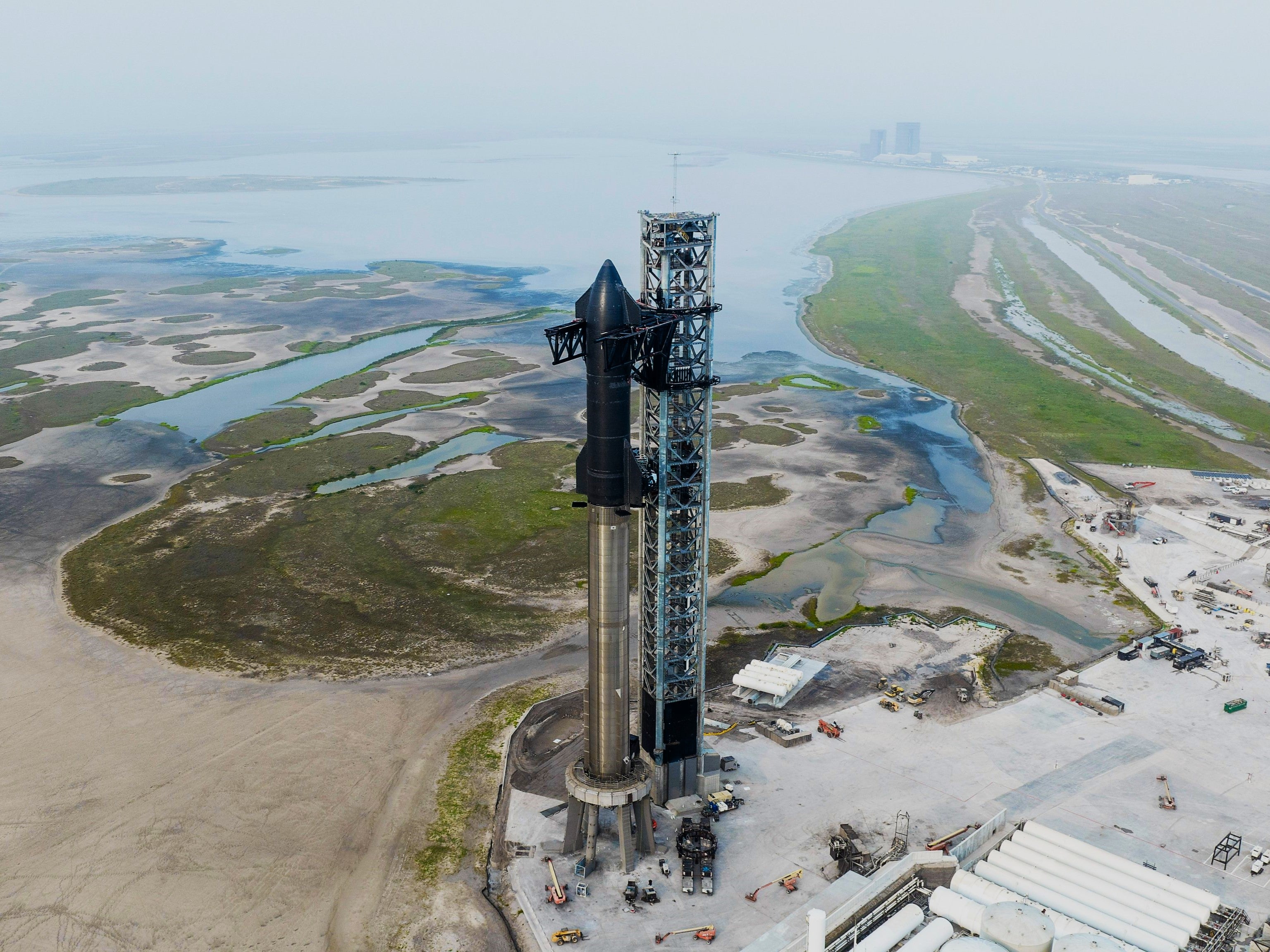 <p>Le premier vaisseau spatial orbital de SpaceX empilé au sommet de son énorme Super Heavy Booster dans les installations de la base stellaire de la société près de Boca Chica Village dans le sud du Texas</p>
