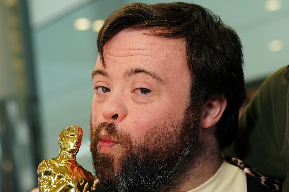 Joe Biden leads applause for An Irish Goodbye star James Martin Joe Biden leads applause for An Irish Goodbye star James Martin