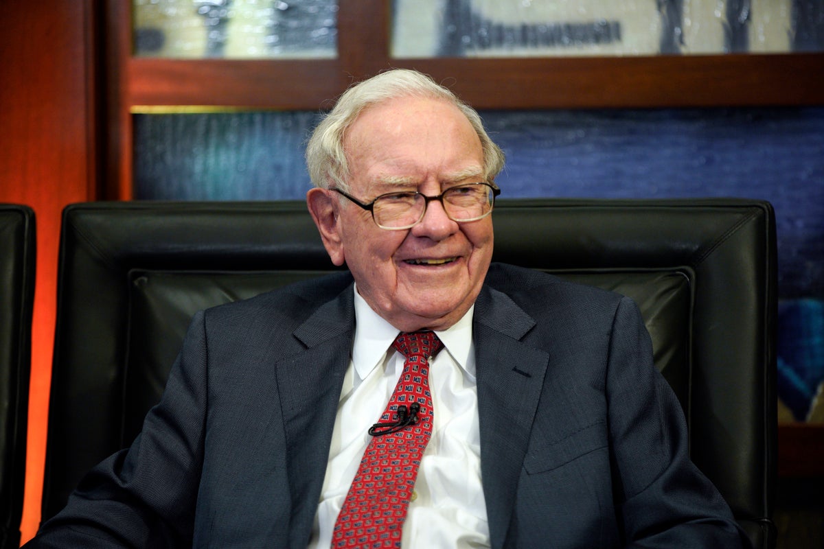 Buffett says people shouldn’t worry about Berkshire, banks
