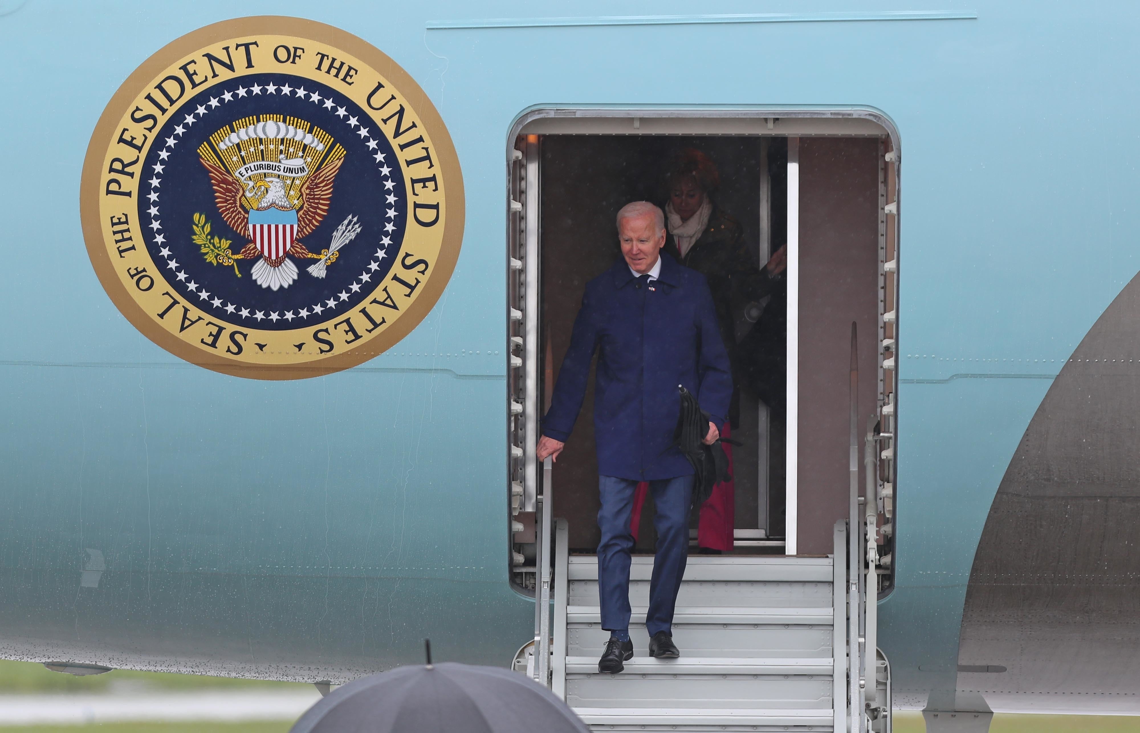 <p>Biden disembarks at Dublin Airport</p>