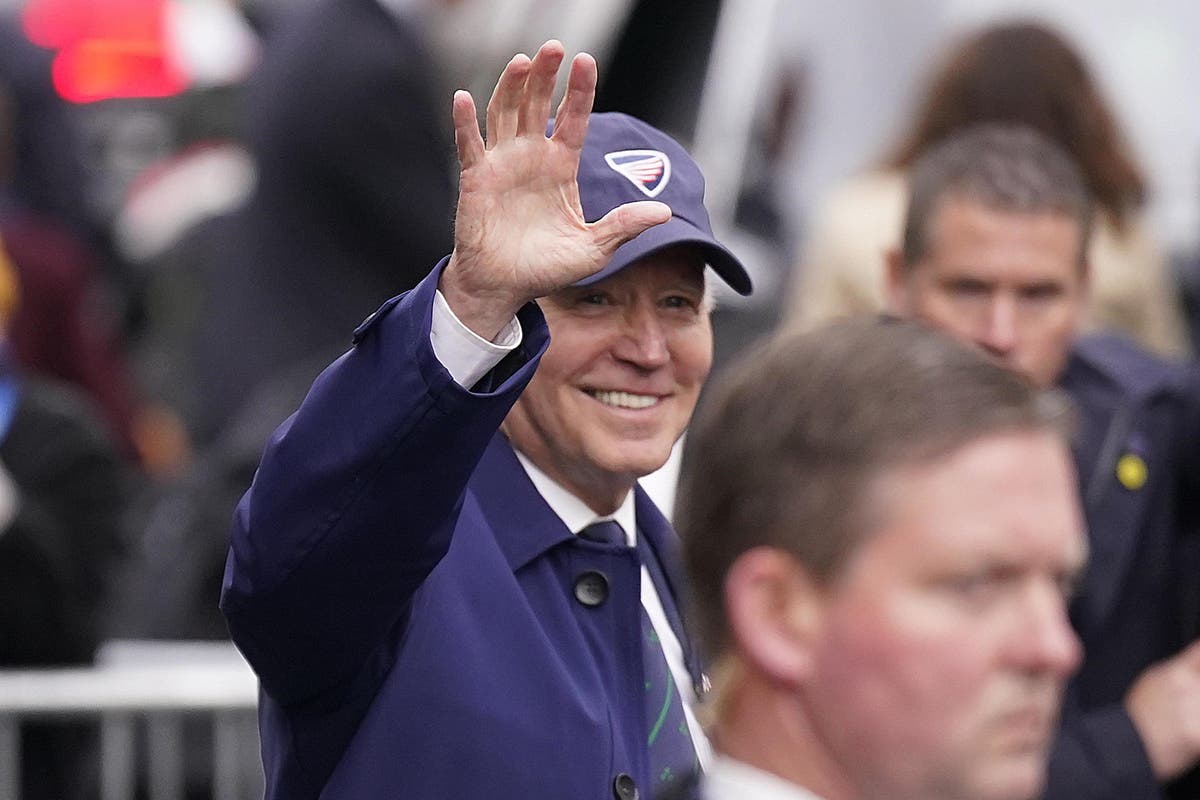 Massa meneriakkan ‘selamat datang di rumah Joe’ saat Presiden AS mengunjungi Dundalk