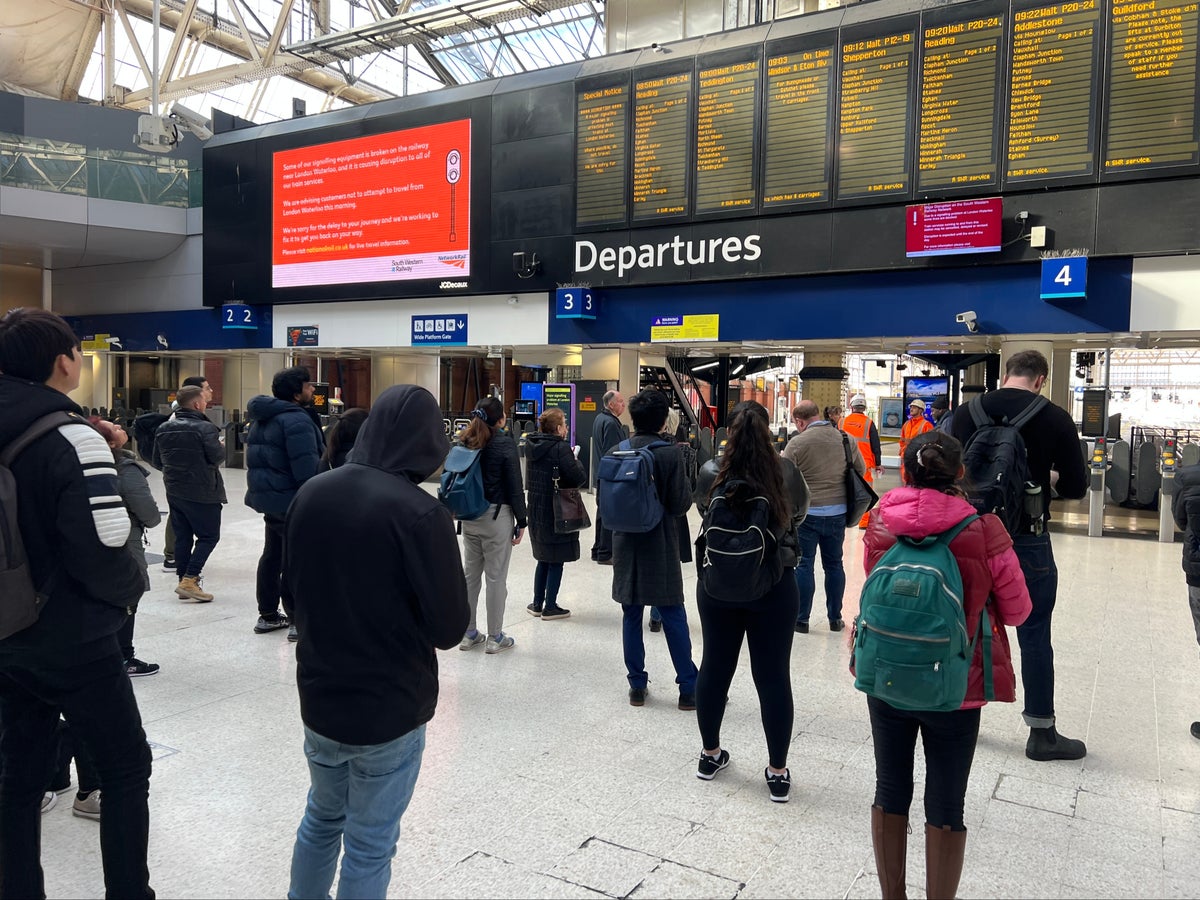 Waterloo disruption news – latest: London station faces major delays as SWR warns passengers to stay away