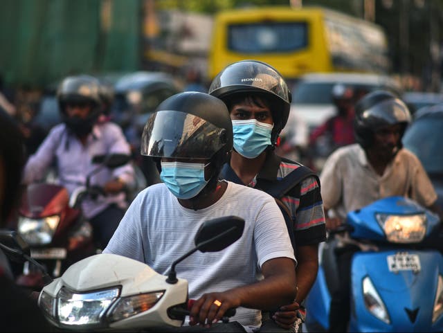 Los viajeros usan máscaras faciales en medio del aumento en los casos de Covid en Chennai, India, el 11 de abril de 2023