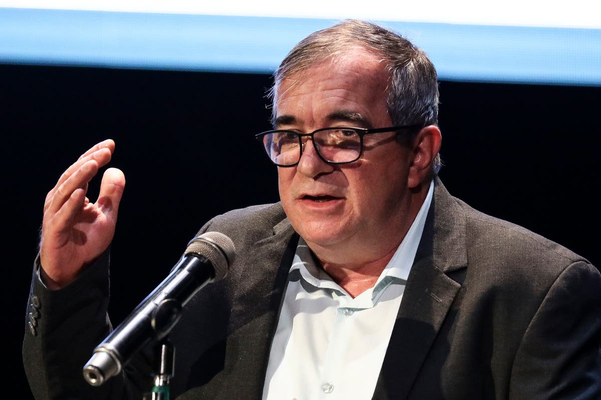 Mantan pemberontak Kolombia bersikeras bahwa kelompok bersenjata mendukung pemerintah