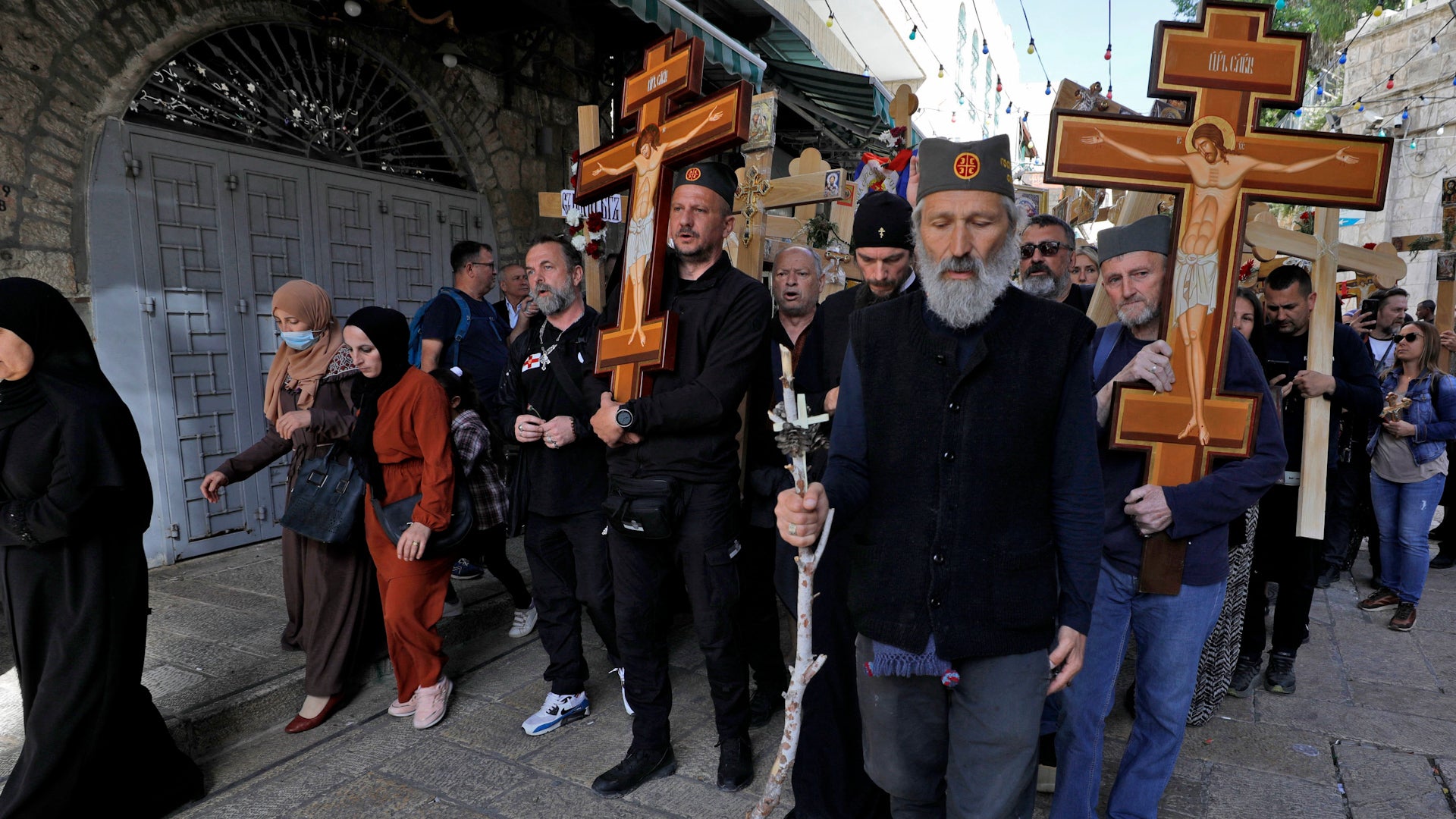 <p> Orthodox Christians mark Good Friday with Via Dolorosa procession in Jerusalem</p>