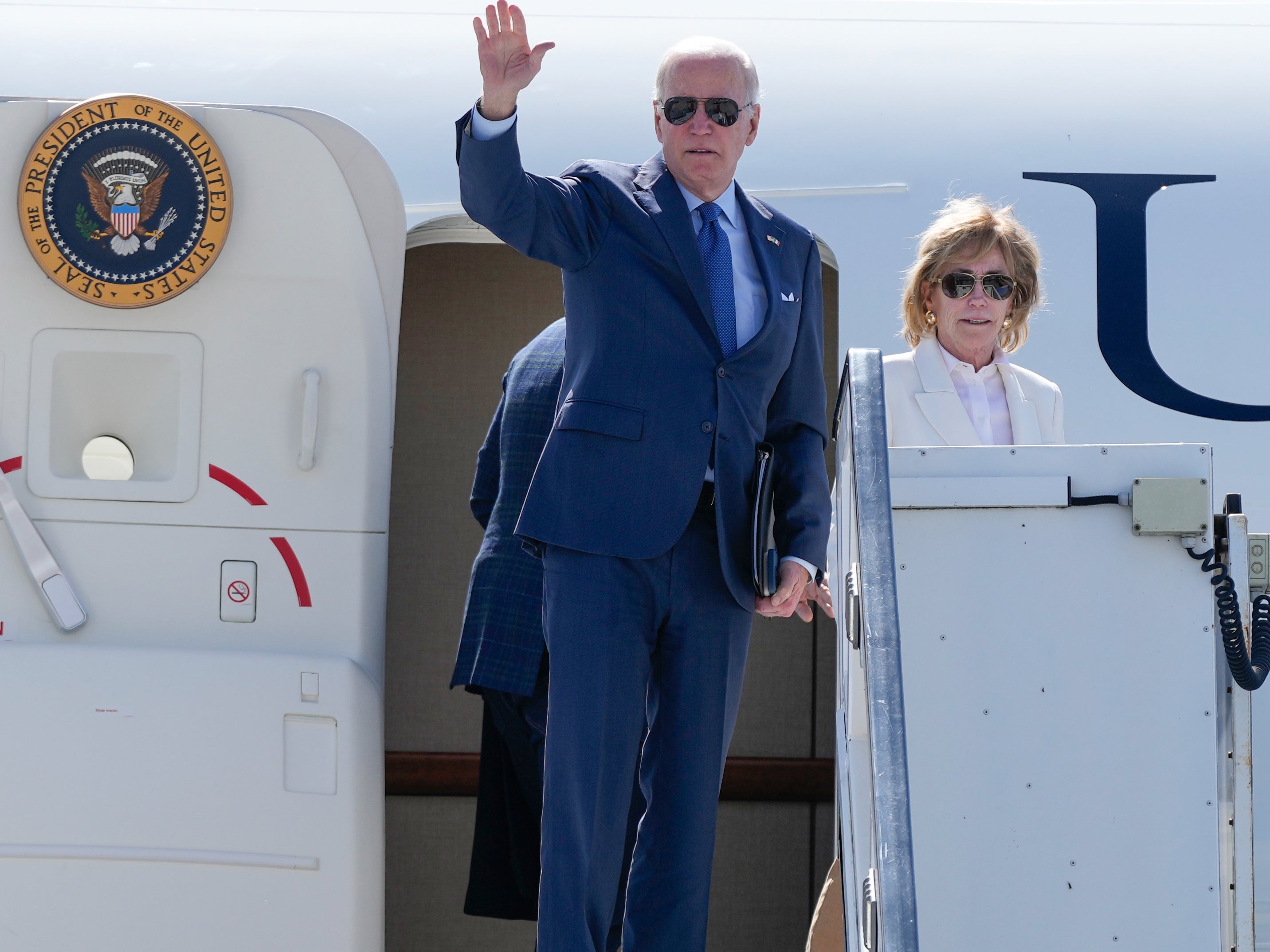 Joe Biden boards Air Force One at Dublin International Airport, en route to Co Mayo, with his sister, Valerie Biden Owens