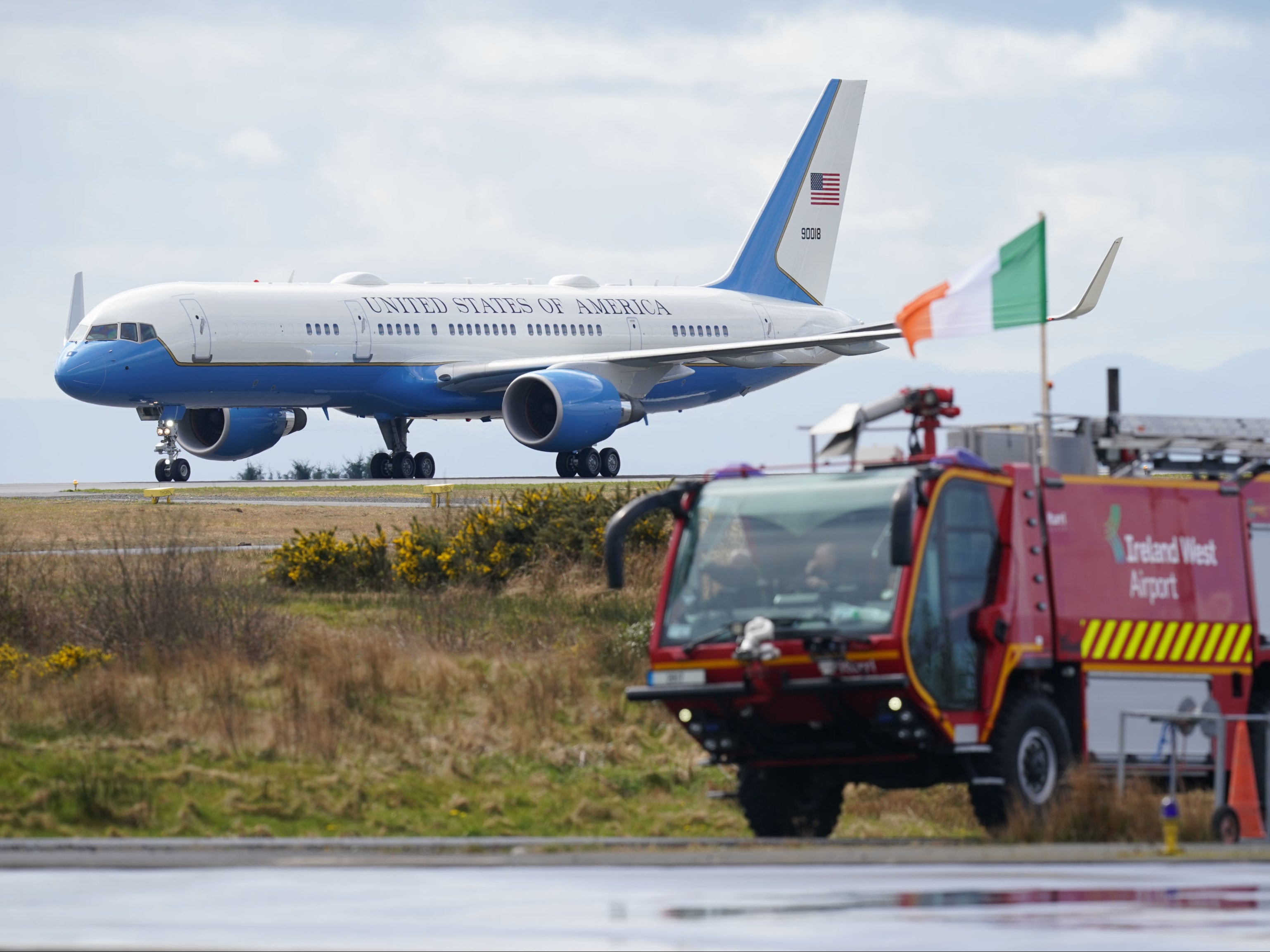 Air Force One arrives at Ireland West Airport, Knock
