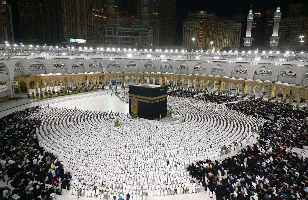 Thousands gather for prayers at Mecca to mark the start of Eid el-Fitr
