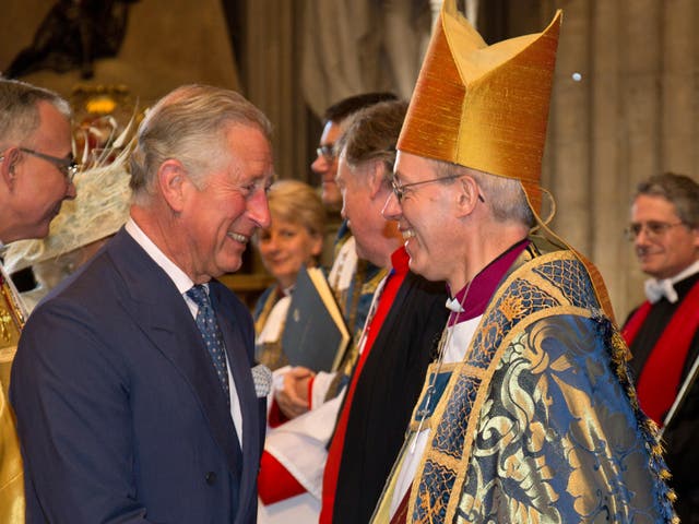 El rey Carlos, anteriormente príncipe de Gales, saluda al arzobispo de Canterbury Justin Welby en 2013. El monarca será ungido por el arzobispo durante la ceremonia de coronación el 6 de mayo de 2023.