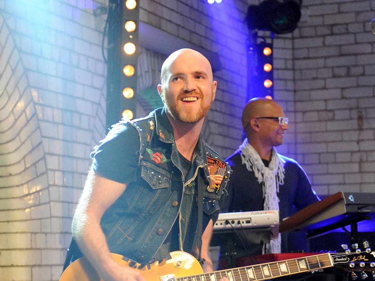 A Última Morte de Mark Sheehan: O texto leva a uma homenagem ao guitarrista que morreu porque a causa da morte permanece desconhecida