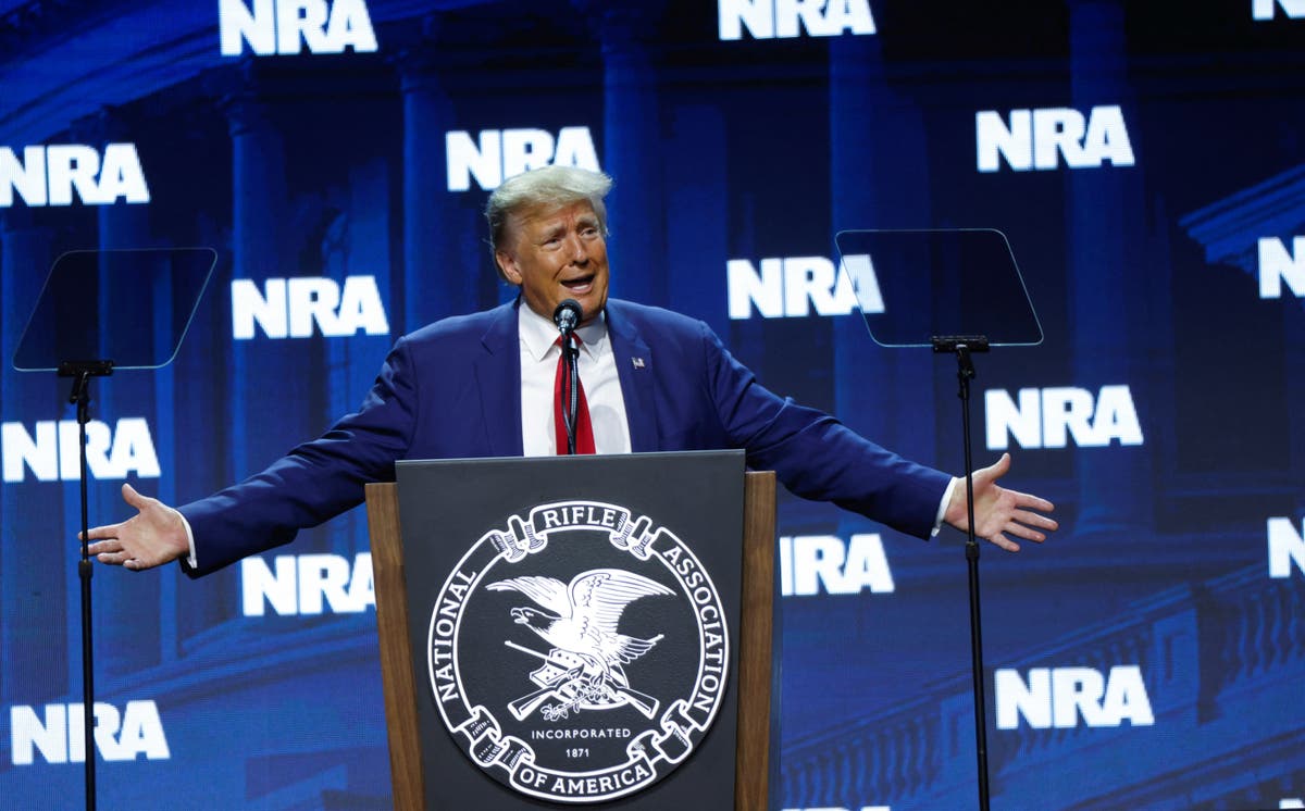 Trump News dzisiaj: Trump mówi NRA, że jest ich „odważnym bohaterem” pomimo niedawnej fali masowych strzelanin
