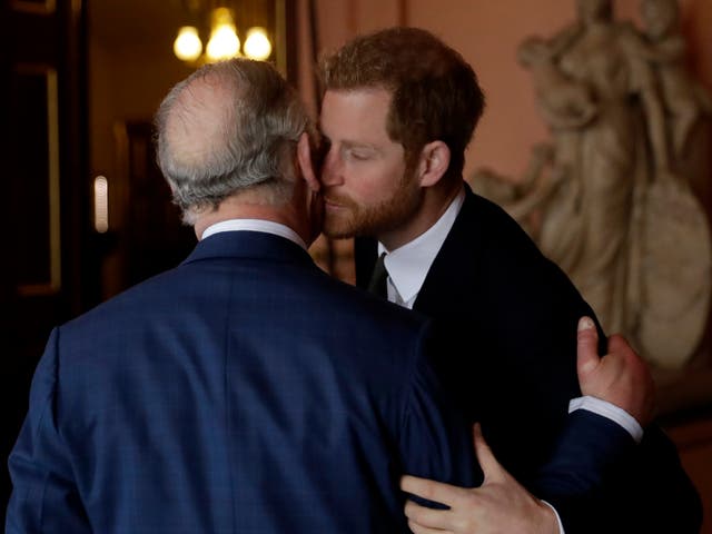 El príncipe Harry y el rey Carlos en 2018