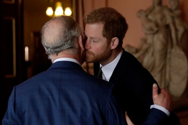 El príncipe Harry y el rey Carlos en 2018