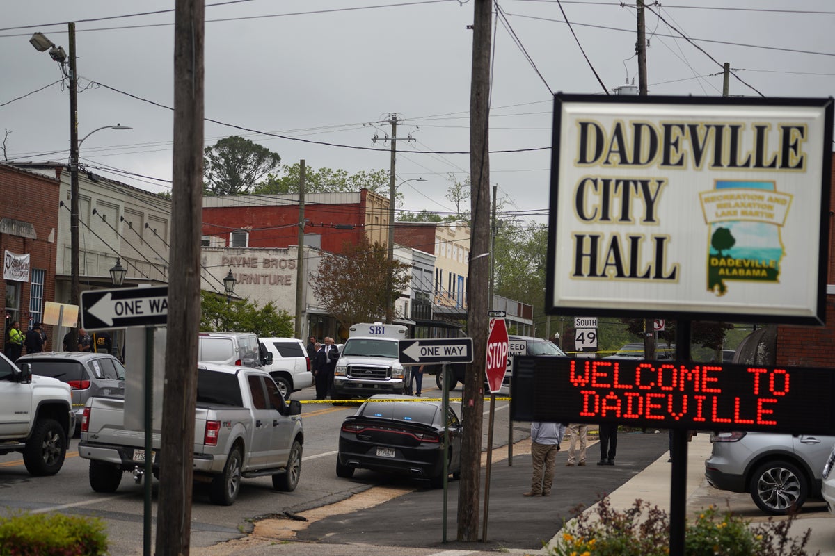 Alabama shooting – live: Dadeville police to announce update as ‘Sweet 16’ party shooting suspect still at large