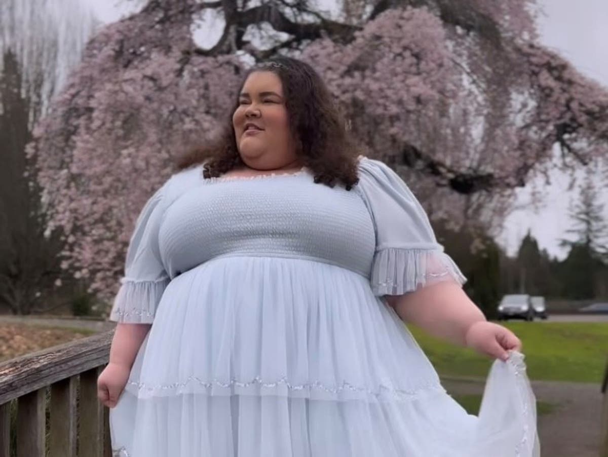 Plus size influencer calls for bigger airline seats after she was left with bruises