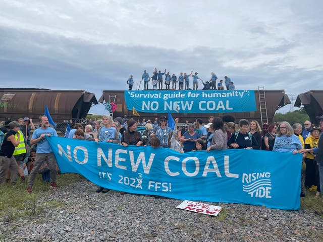 <p>Climate activists involved in the protest halt train and shoveled coal out of its wagons</p>