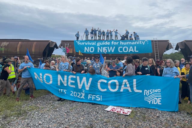 <p>Climate activists involved in the protest halt train and shoveled coal out of its wagons</p>