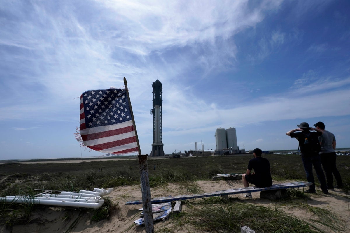 SpaceX takes second shot at launching biggest rocket