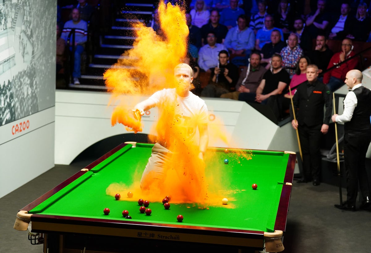 World Snooker Championship halted after protester covers table in orange powder