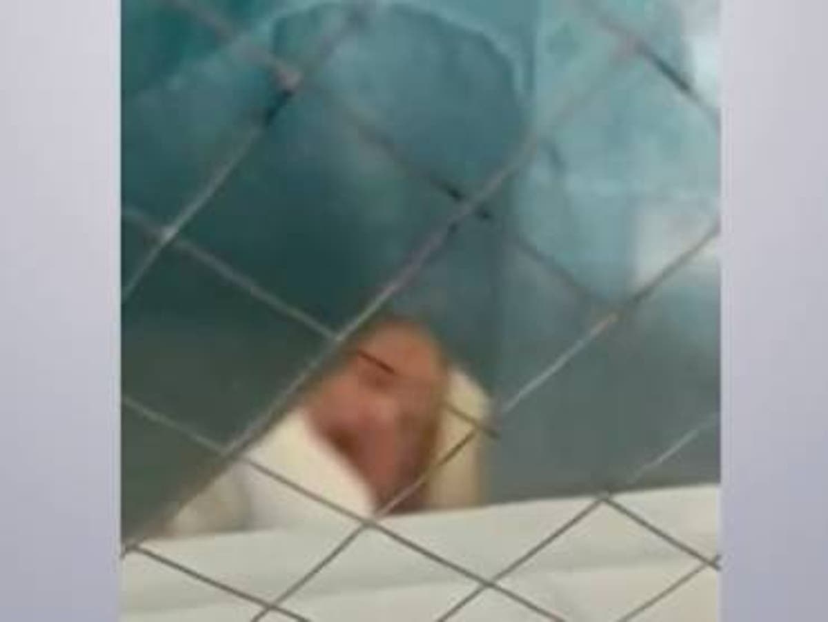 Perawat ditangkap karena diduga memukul bayi berusia dua hari dengan posisi telungkup di tempat tidurnya