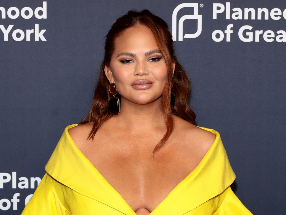 Chrissy Teigen leads debate after United attendant asks pregnant mom to clean up daughter&rsquo;s spilled popcorn