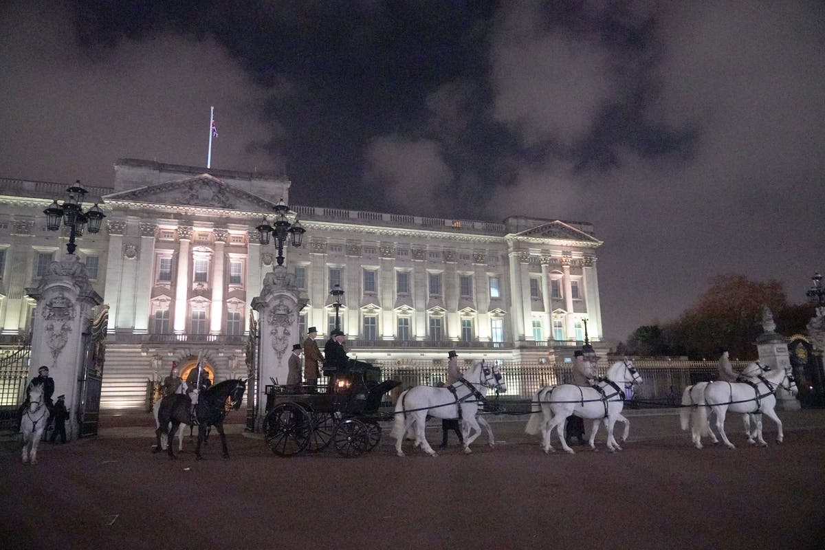 Midnight coronation rehearsal sees military parade through empty London streets Midnight coronation rehearsal sees military parade through empty London streets