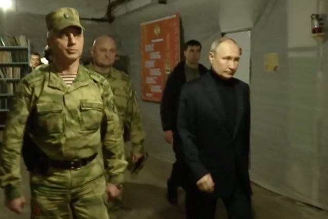 <p>Vladimir Putin meets with commanders in southern Kherson </p>
