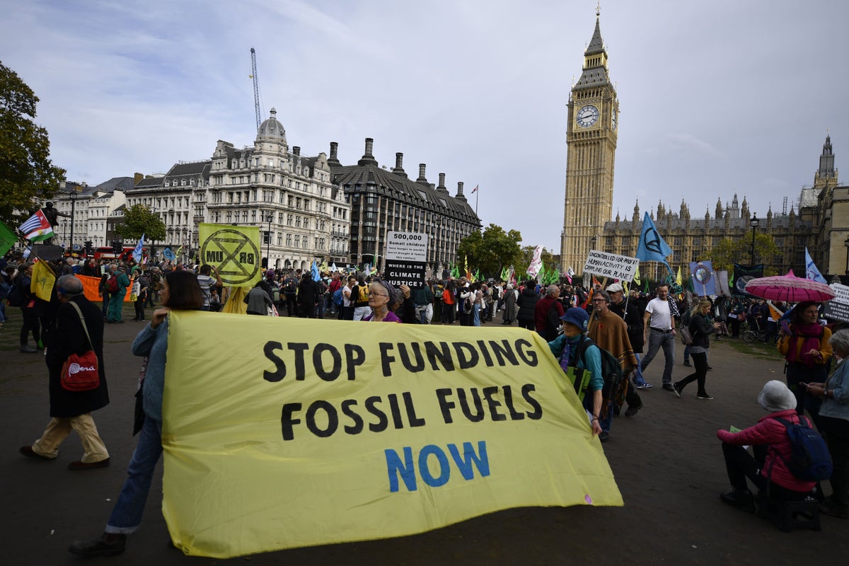Fears protesters will disrupt London marathon as Extinction Rebellion claims 30,000 activists will descend on capital