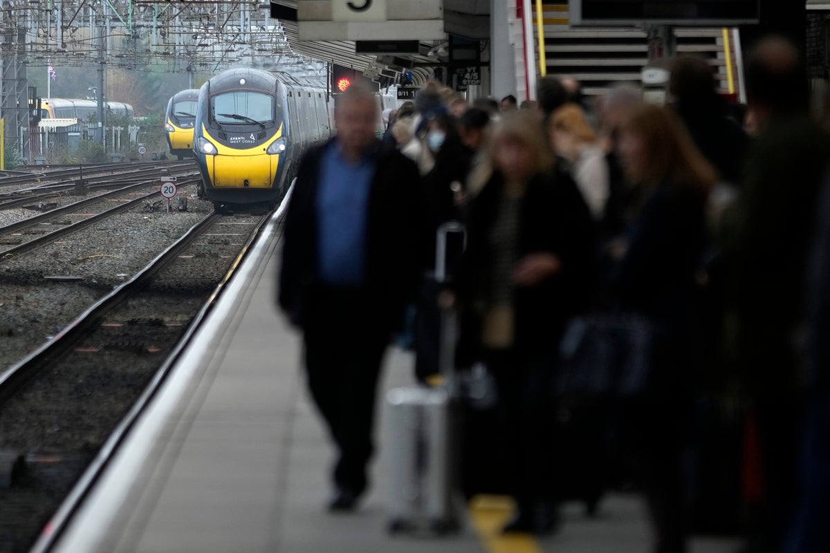 Government signs off £65m payout for owners of failing Avanti and Transpennine rail franchises