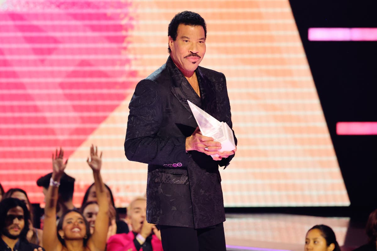 Lionel Richie berbagi pelajaran penting yang dia pelajari tentang protokol kerajaan