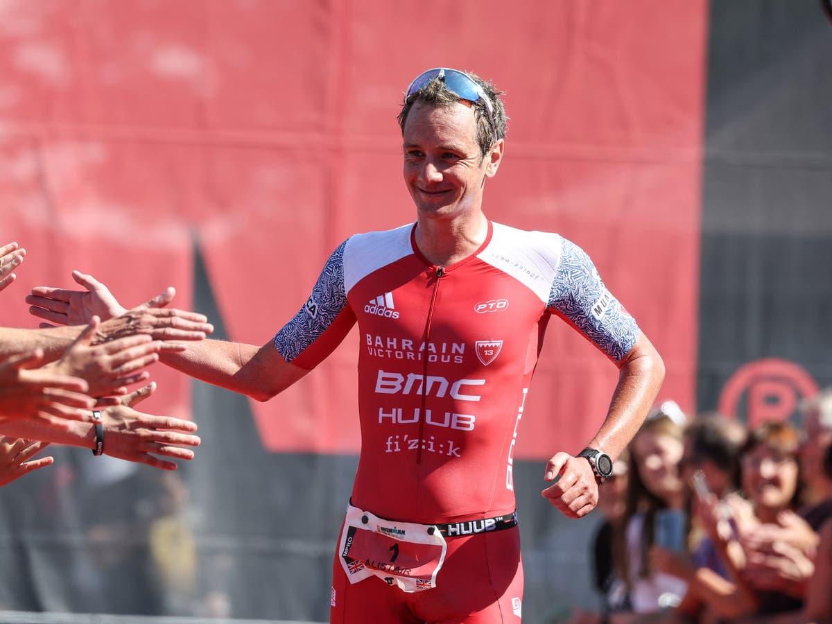 Alistair Brownlee memimpin pertarungan juara Olimpiade dalam format triathlon yang inovatif