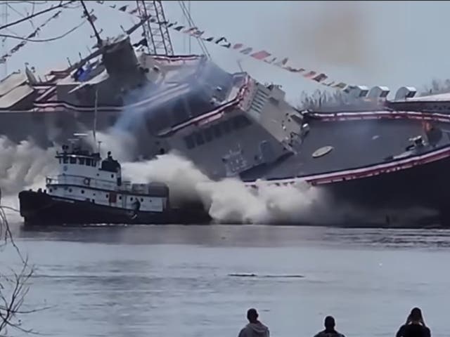 El buque de guerra de la Marina de los EE. UU. se inclinó hacia el remolcador en un espectacular lanzamiento el sábado. Captura de pantalla