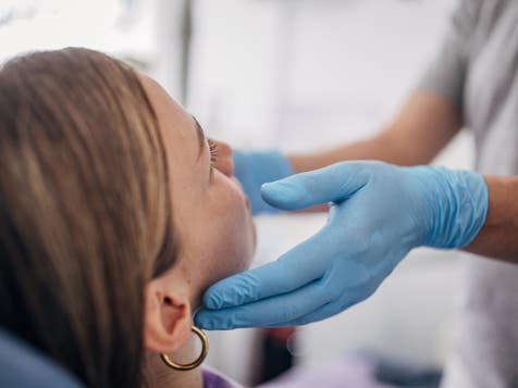 <p>A dentist may be able to tell if you are grinding or clenching by looking at your teeth </p>