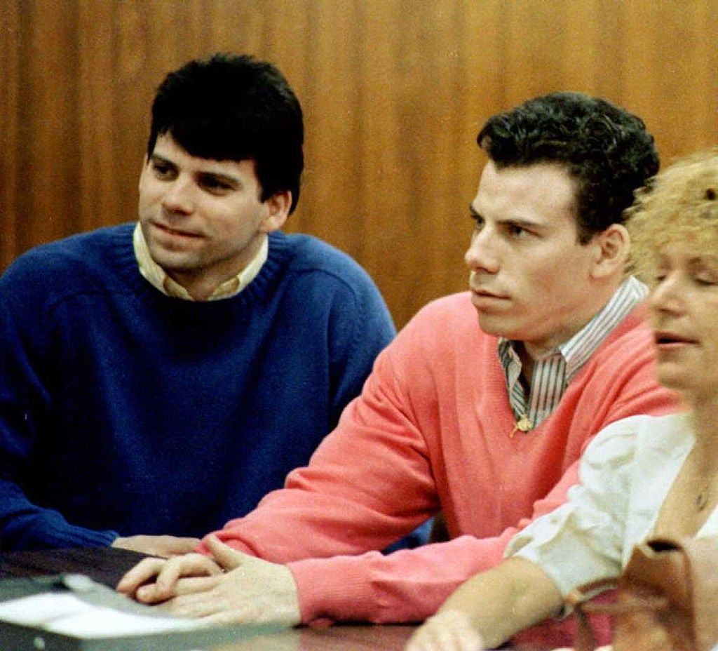 Erik, à direita, e Lyle Menendez durante uma audiência no tribunal em Los Angeles em 1992